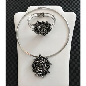 Gorgeous Silver 3-dimensional "Roses" Pendant~Choker & Bangle Bracelet Set